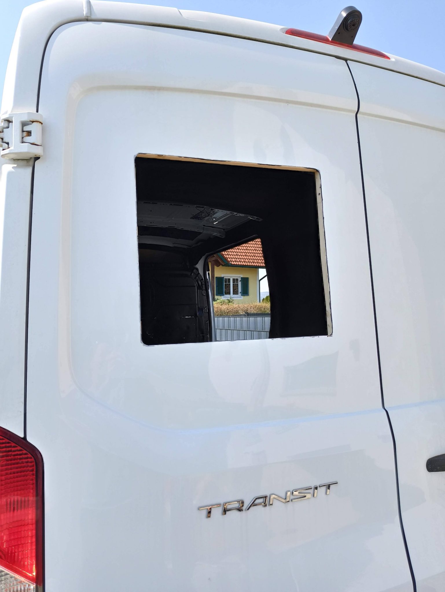 Beide Fenster eingesetzt Camper Ausbau